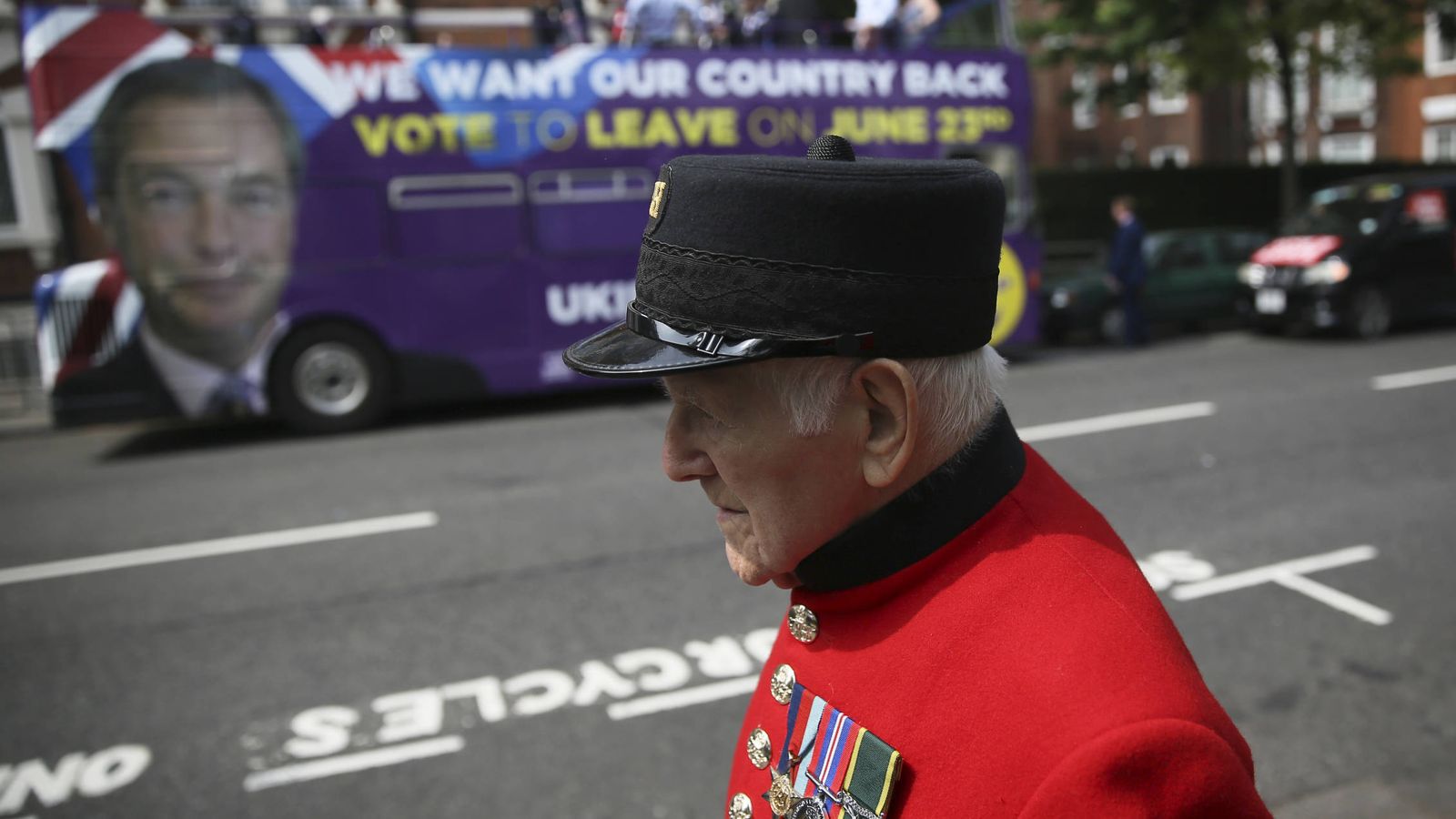Foto: Un veterano del Ejército británico pasa ante un autobús de campaña del UKIP, en Londres, en mayo de 2016. (Reuters)