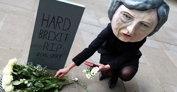 Foto: Un manifestante con una máscara de Theresa May posa fuera de Downing Street, el 9 de junio de 2017. (Reuters)