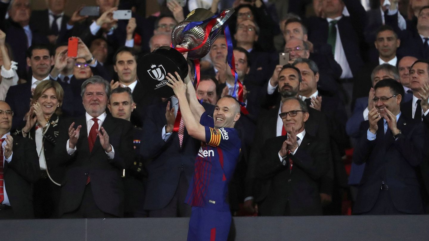 Iniesta levanta el trofeo de la Copa del Rey  de 2018. (EFE/Kiko Huesca)