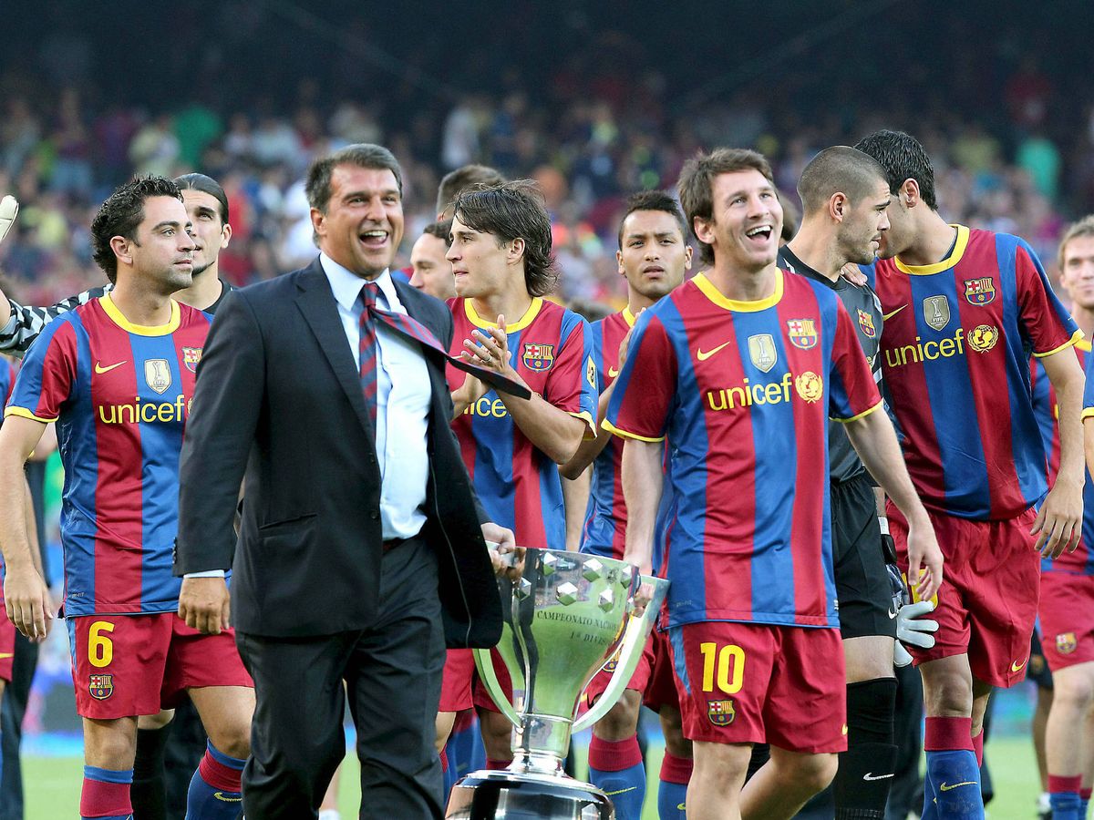 Foto: Joan Laporta y Leo Messi celebran LaLiga 2009/10 en el Camp Nou. (EFE)