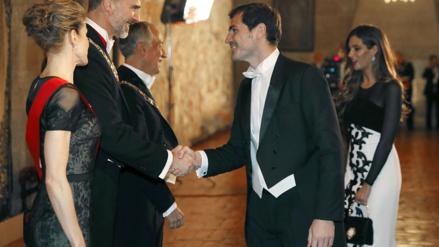 Felipe VI y Letizia, en una visita a Portugal, saludan Iker Casillas y Sara Carbonero. (EFE)
