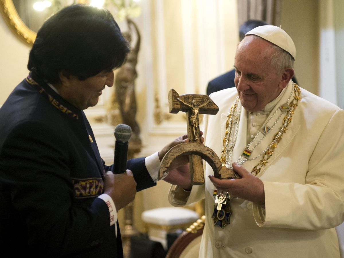 Foto: El papa Francisco recibe una escultura con la forma de la hoz y el martillo del expresidente de Bolivia Evo Morales en su visita a La Paz. (Reuters)