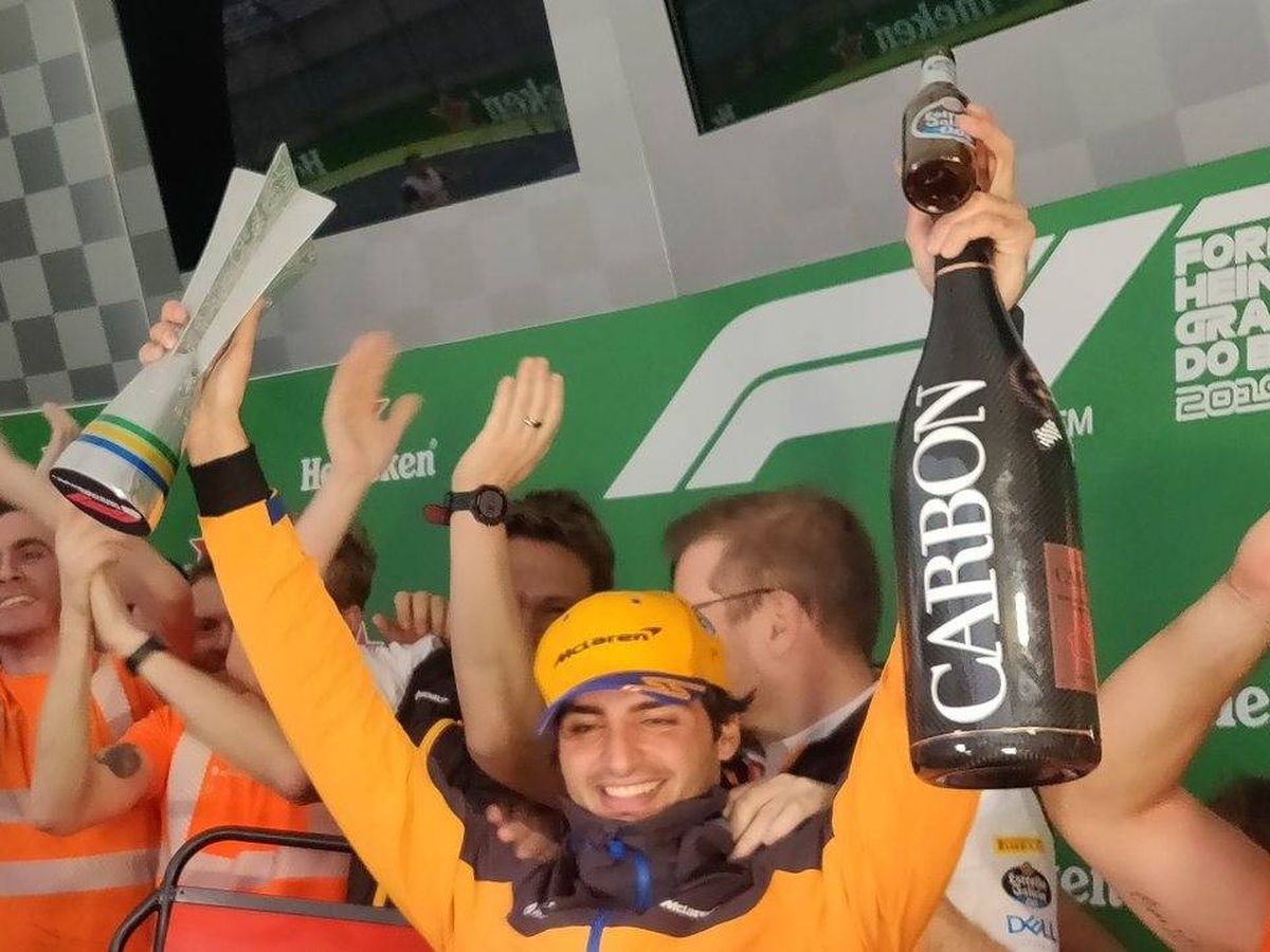 Foto: Carlos Sainz en el podio del GP de Brasil 2019. (@McLaren)