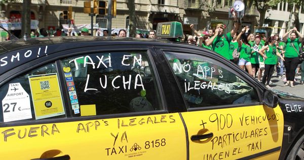 Foto: Un taxi, con mensajes de protesta en contra de los vehículos VTC. (EFE)