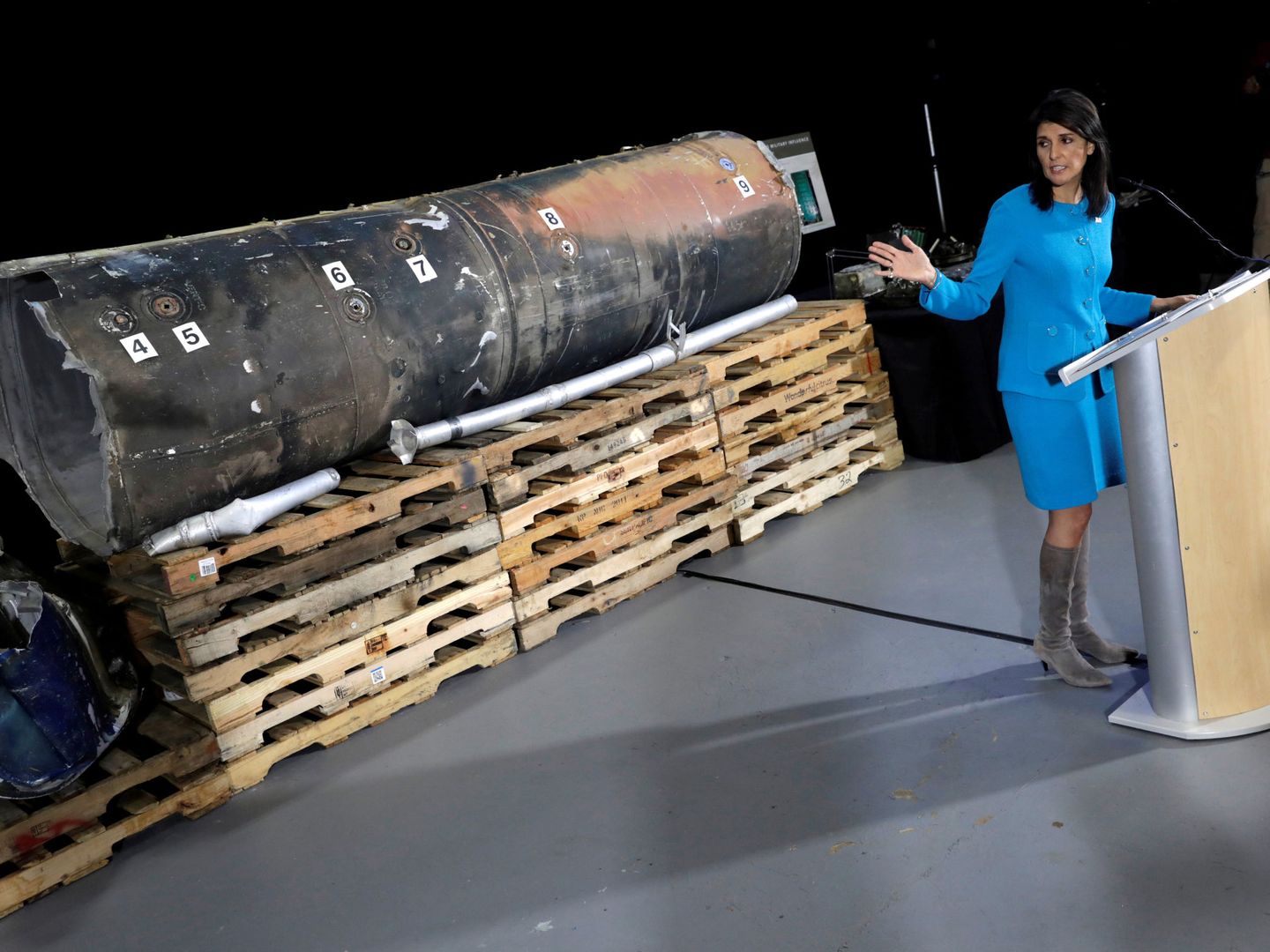 Nikki Haley señala los restos de un misil balístico iraní 'Qiam' como prueba de la presunta implicación de Irán en la guerra de Yemen, en la base aérea de Anacostia-Bolling en Washington, el 14 de diciembre de 2017. (Reuters)