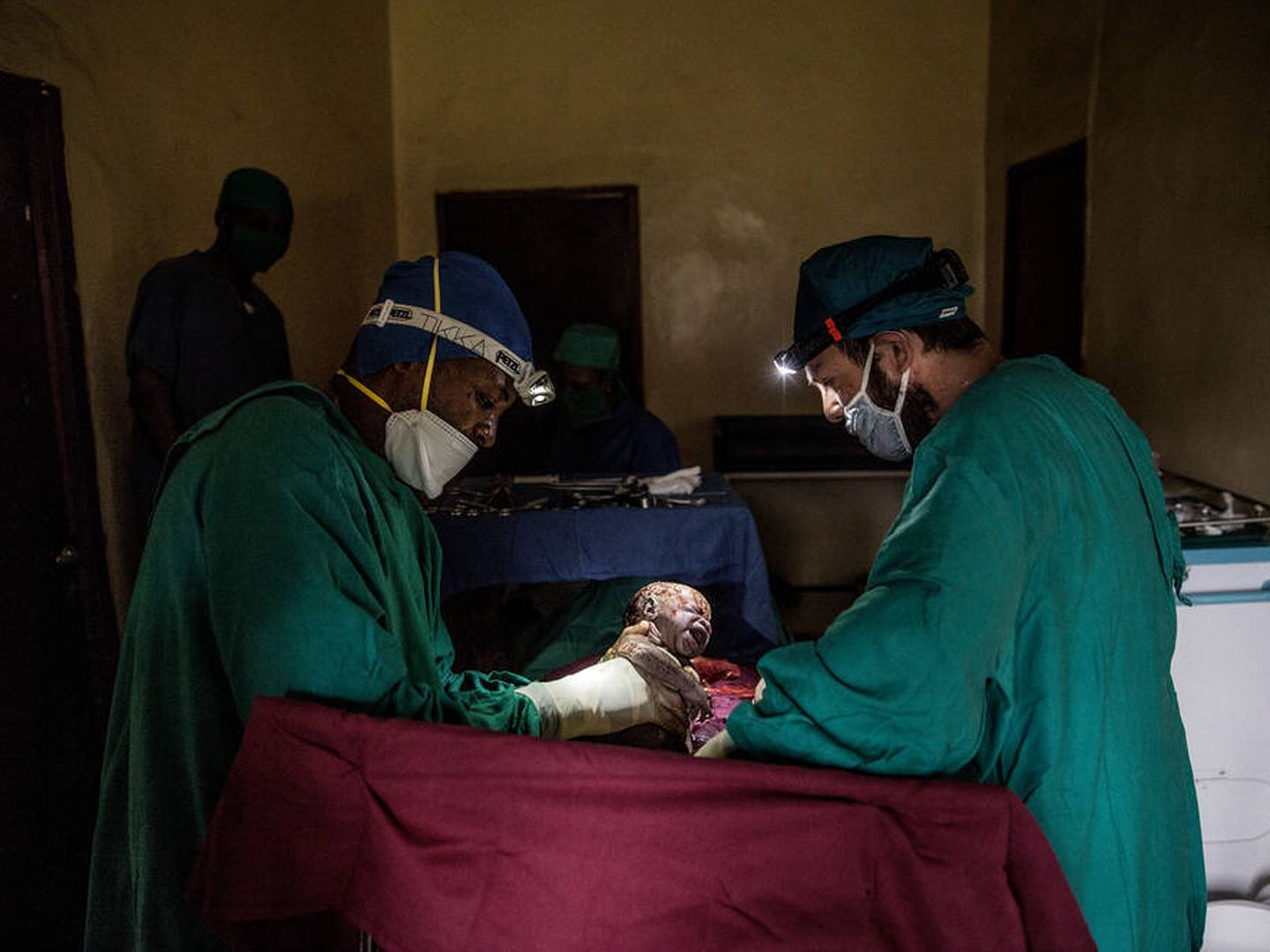 El doctor Juan Díaz asiste a su compañero congoleño el doctor Alex Kapuku Muanza durante una cesárea. (Marta Soszynska/MSF)