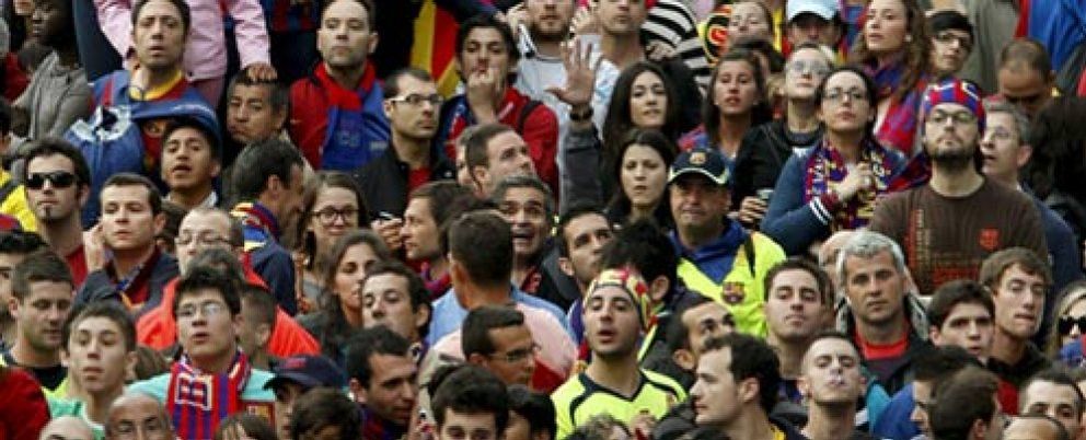 Foto: La atronadora megafonía de Mestalla no acaba con la polémica durante el himno