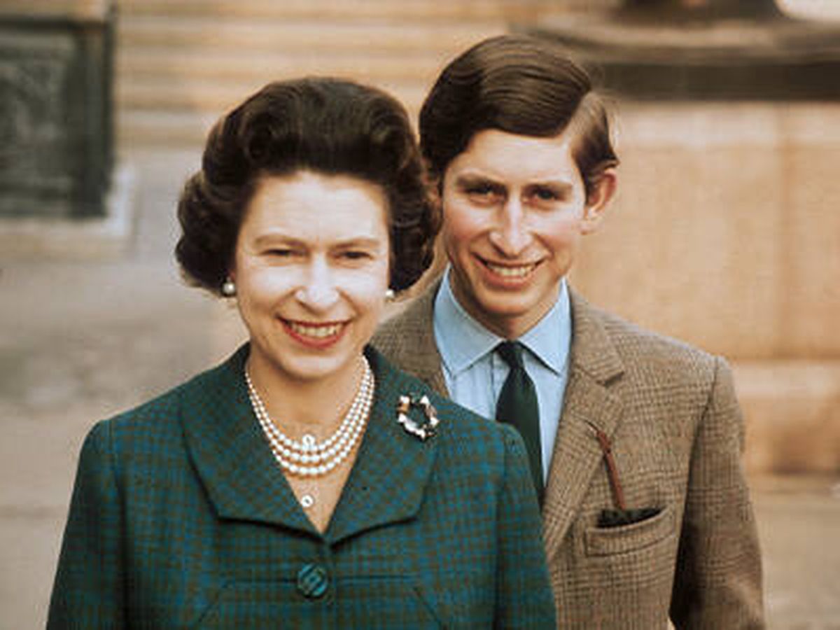Foto: Isabel II y su hijo, el entonces príncipe Carlos. (Getty)