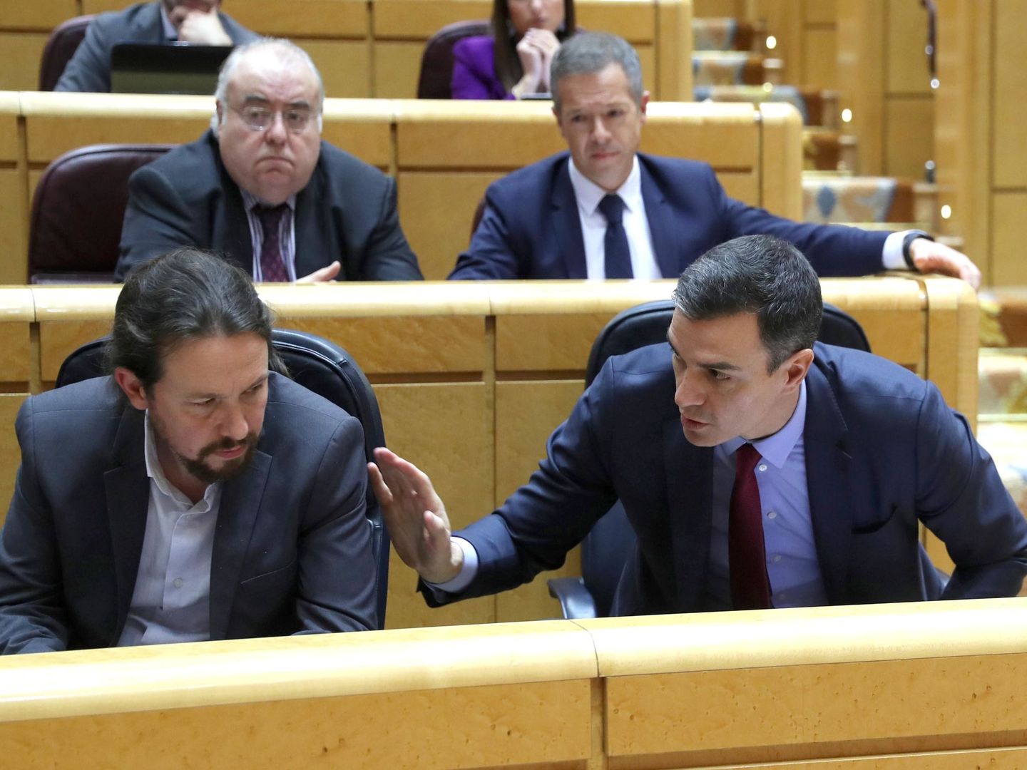 Pablo Iglesias y Pedro Sánchez, en el Senado. (EFE)
