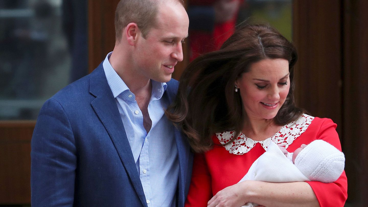 Los duques de Cambridge presentan a su tercer hijo, Louis. (Reuters)
