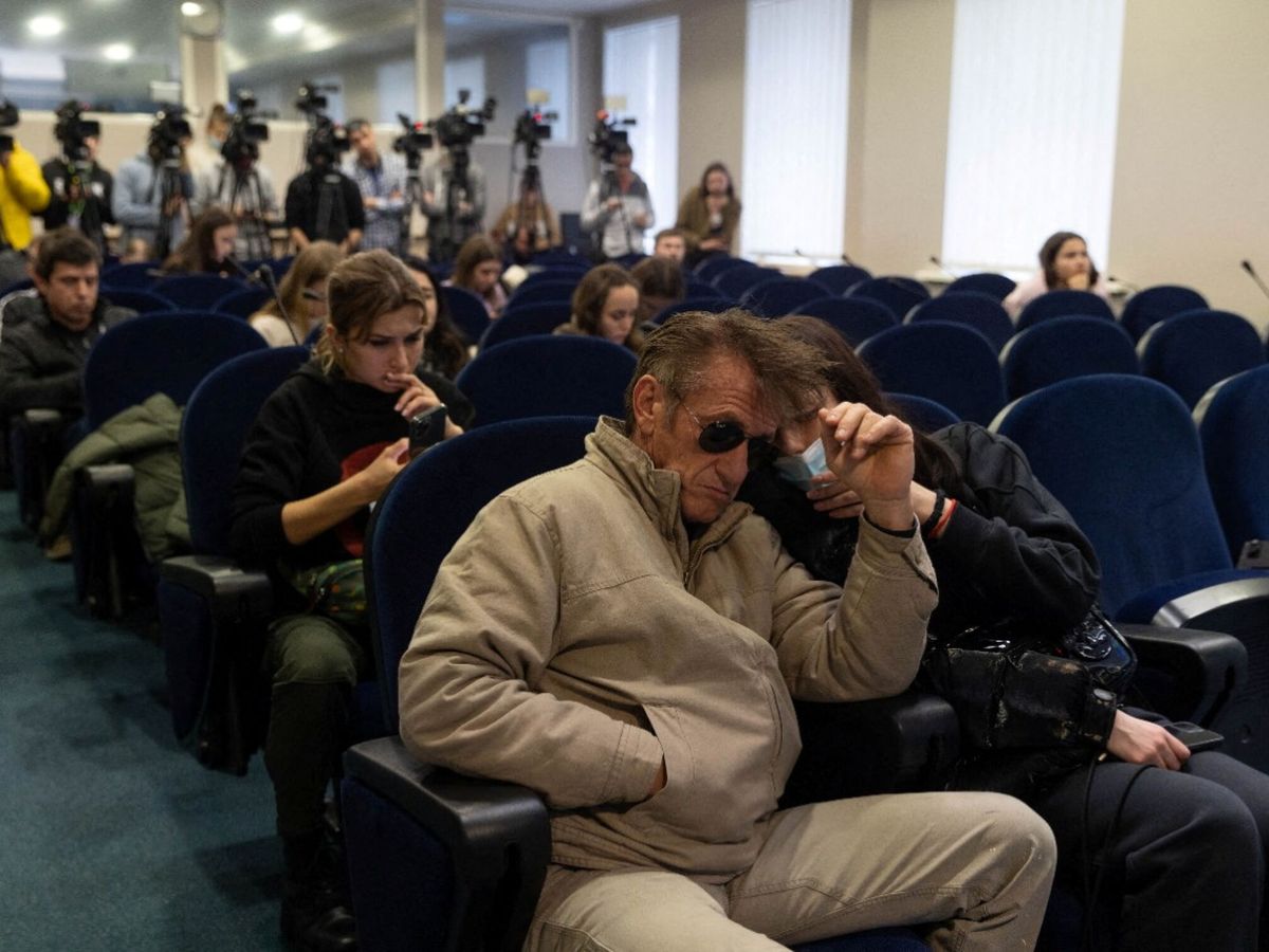 Foto: Sean Penn se une a pie al éxodo de los refugiados ucranianos que huyen a Polonia (Reuters/)