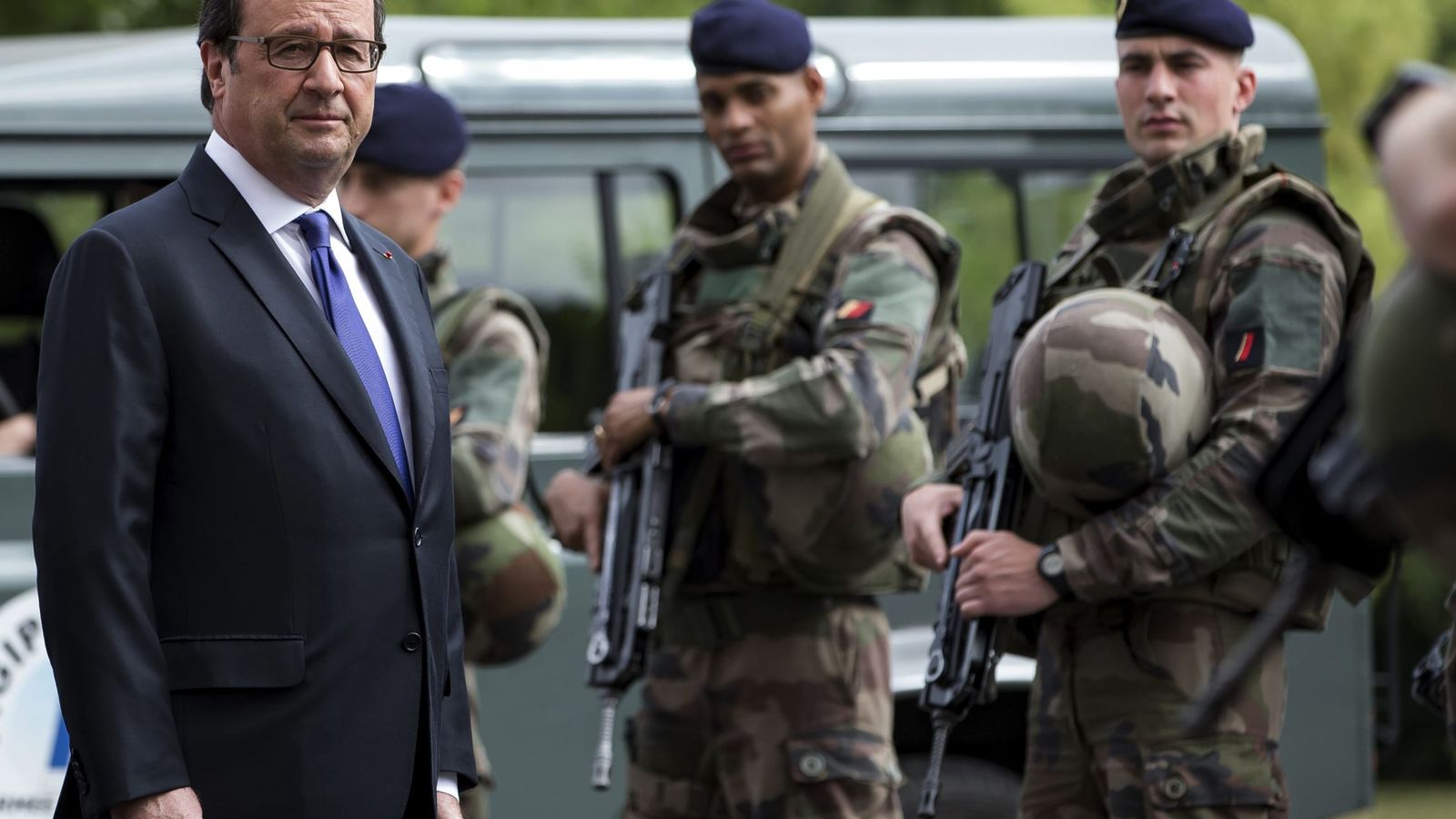 Foto: Hollande visita el dispositivo militar antiterrorista Sentinelle en Vincennes, a las afueras de París. (EFE)