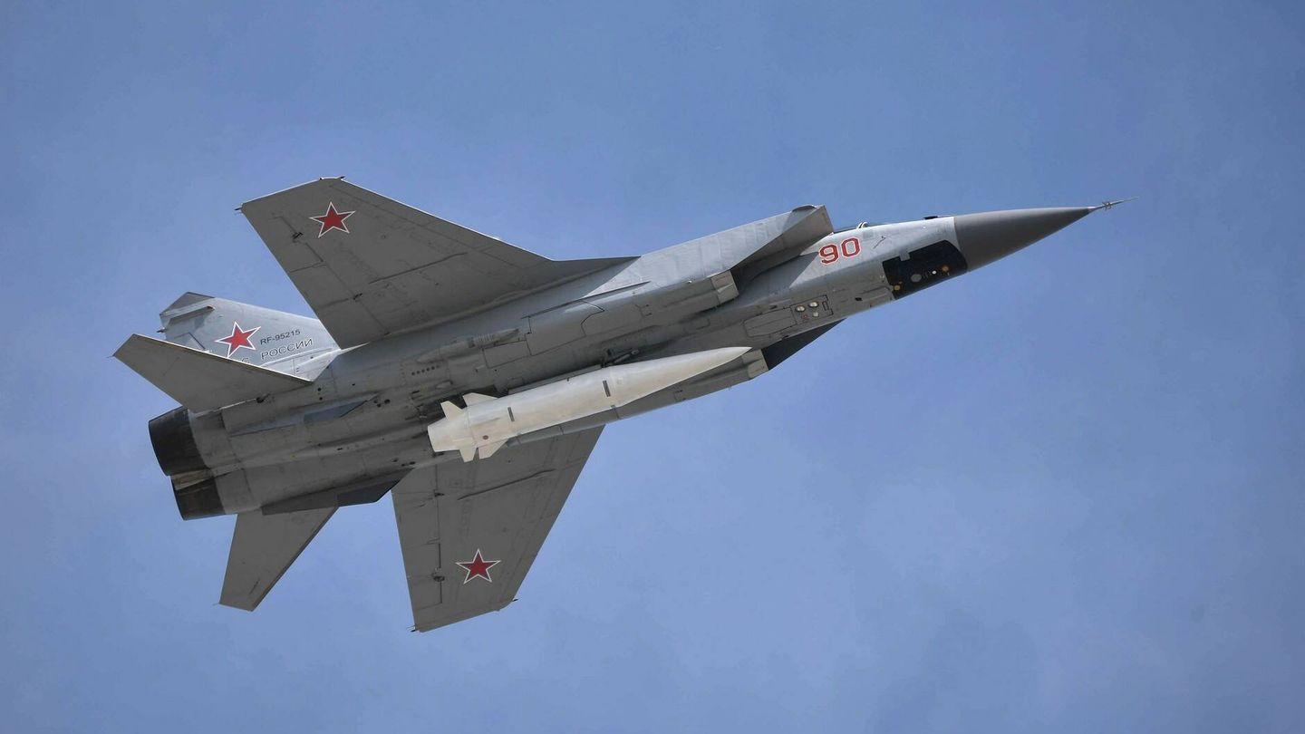 MiG-31K llevando un misil Kinzhal. Foto: Mil.Ru.