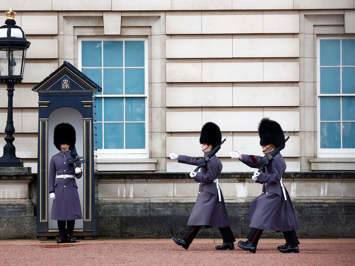 Foto: Cambio de guardia en el Palacio de Buckingham, el pasado 9 de enero. (Reuters/Peter Nicholls)