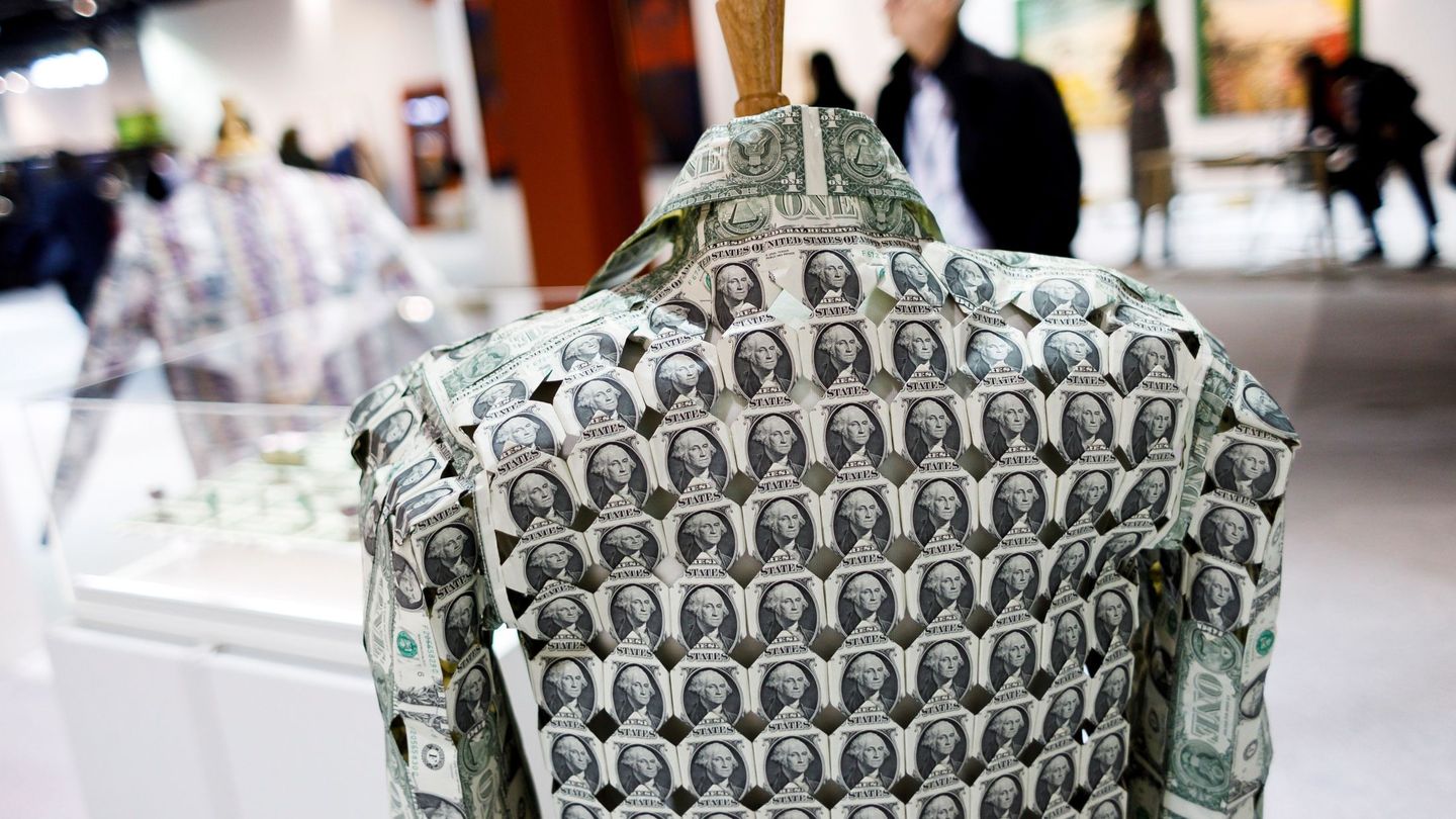 Una chaqueta hecha de billetes de dólar por el artista Abdullah M. I. Syed. (EFE)