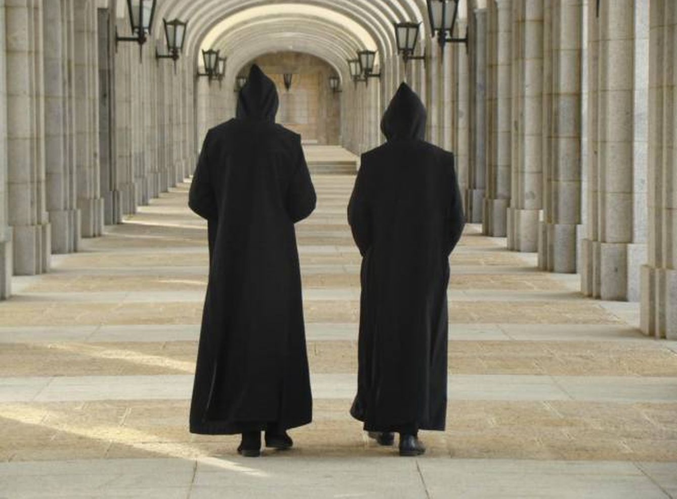 Dos monjes, en la abadía de la Santa Cruz.