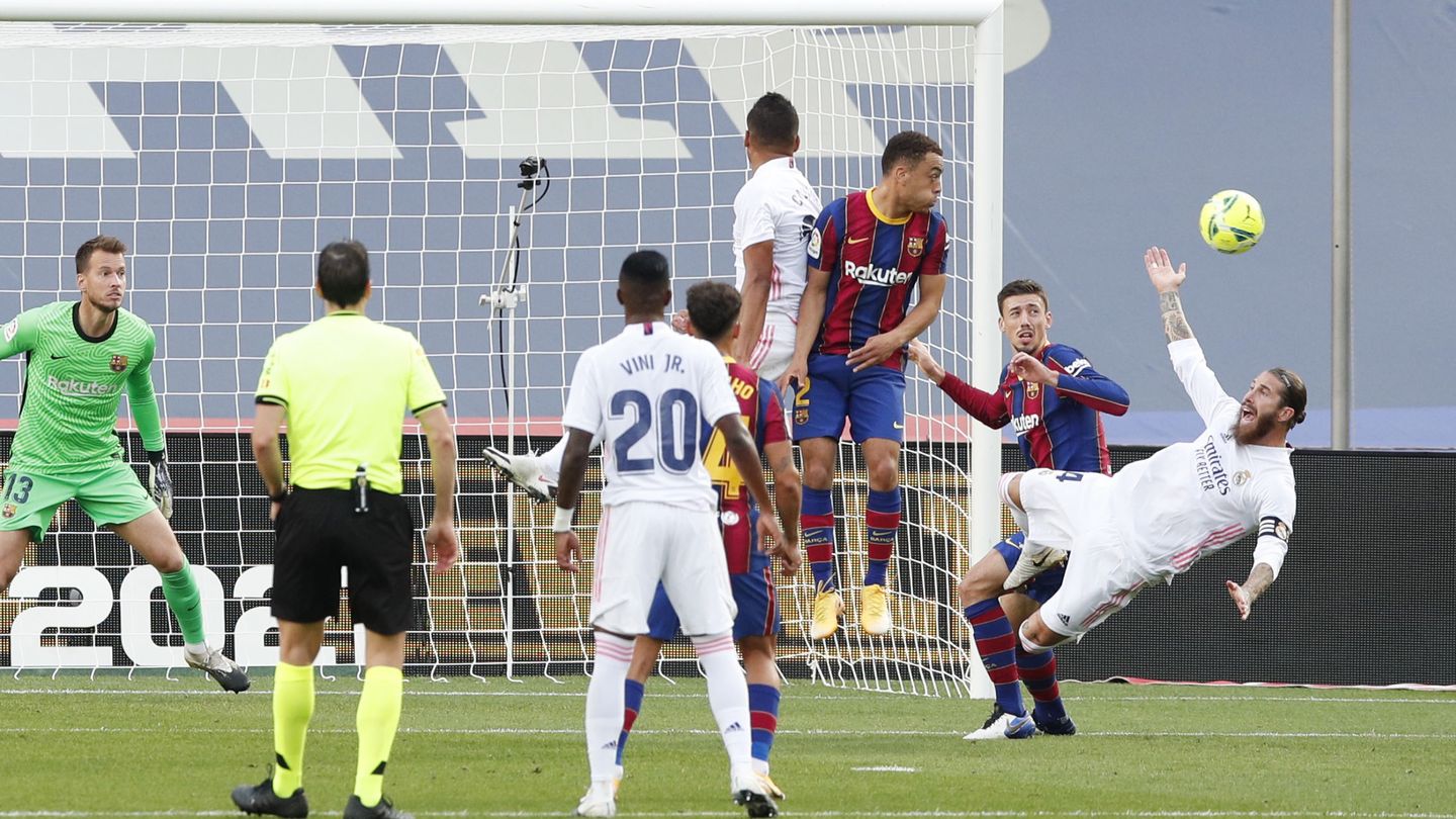 Sergio Ramos cae y protesta en la jugada que el árbitro pitó penalti. (REUTERS)