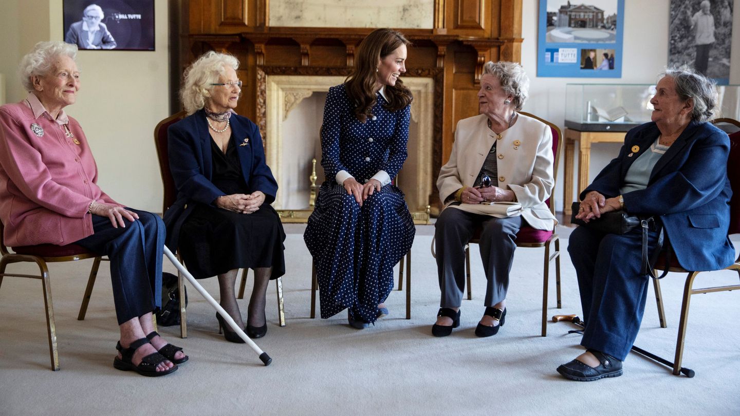 La duquesa de Cambridge, junto a veteranas de guerra. (Reuters)