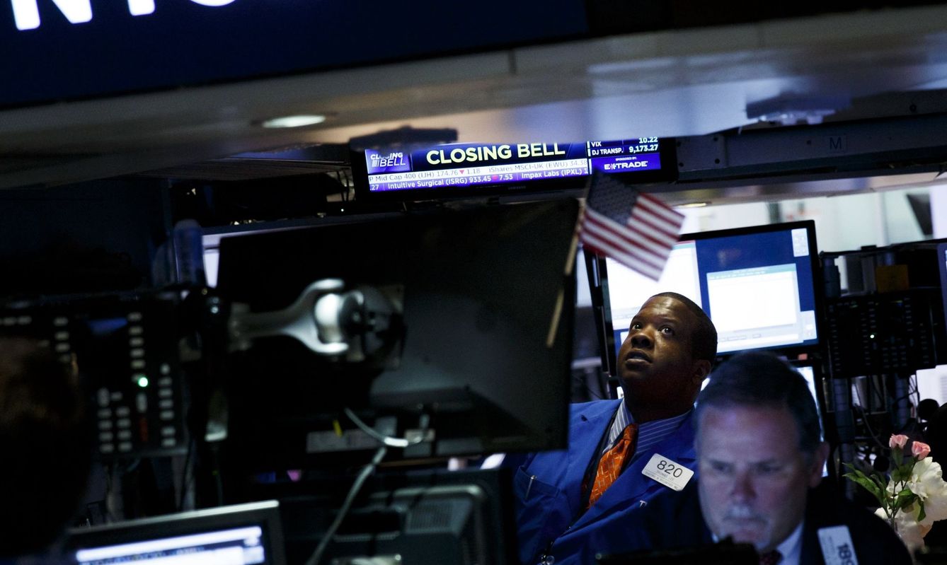 Comerciantes de valores trabajan al cierre de la jornada, en la sede de la Bolsa de Nueva York. (EFE)
