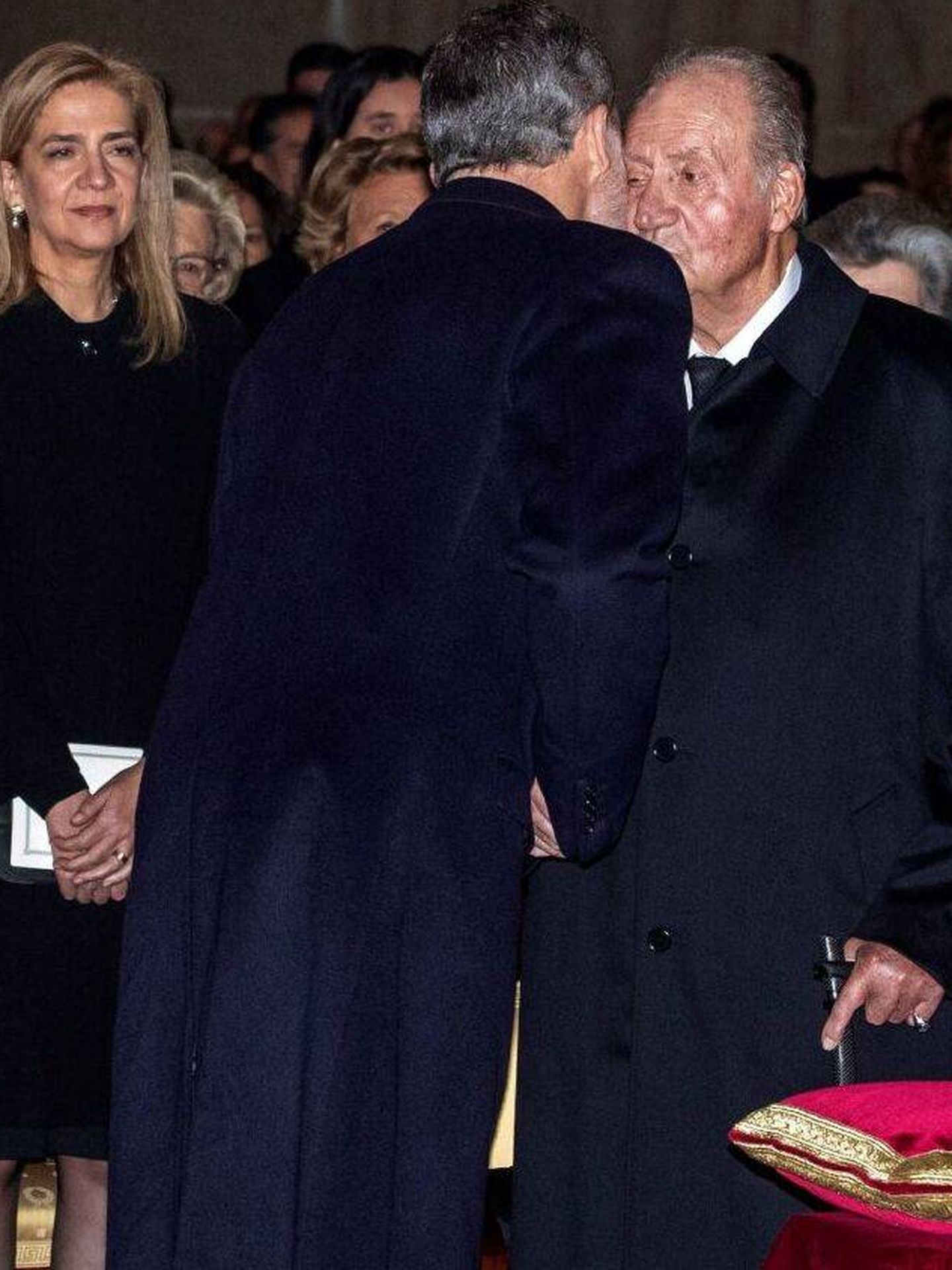 La infanta Cristina presencia un beso del rey Felipe al rey Juan Carlos en el funeral de la infanta Pilar. (EFE)