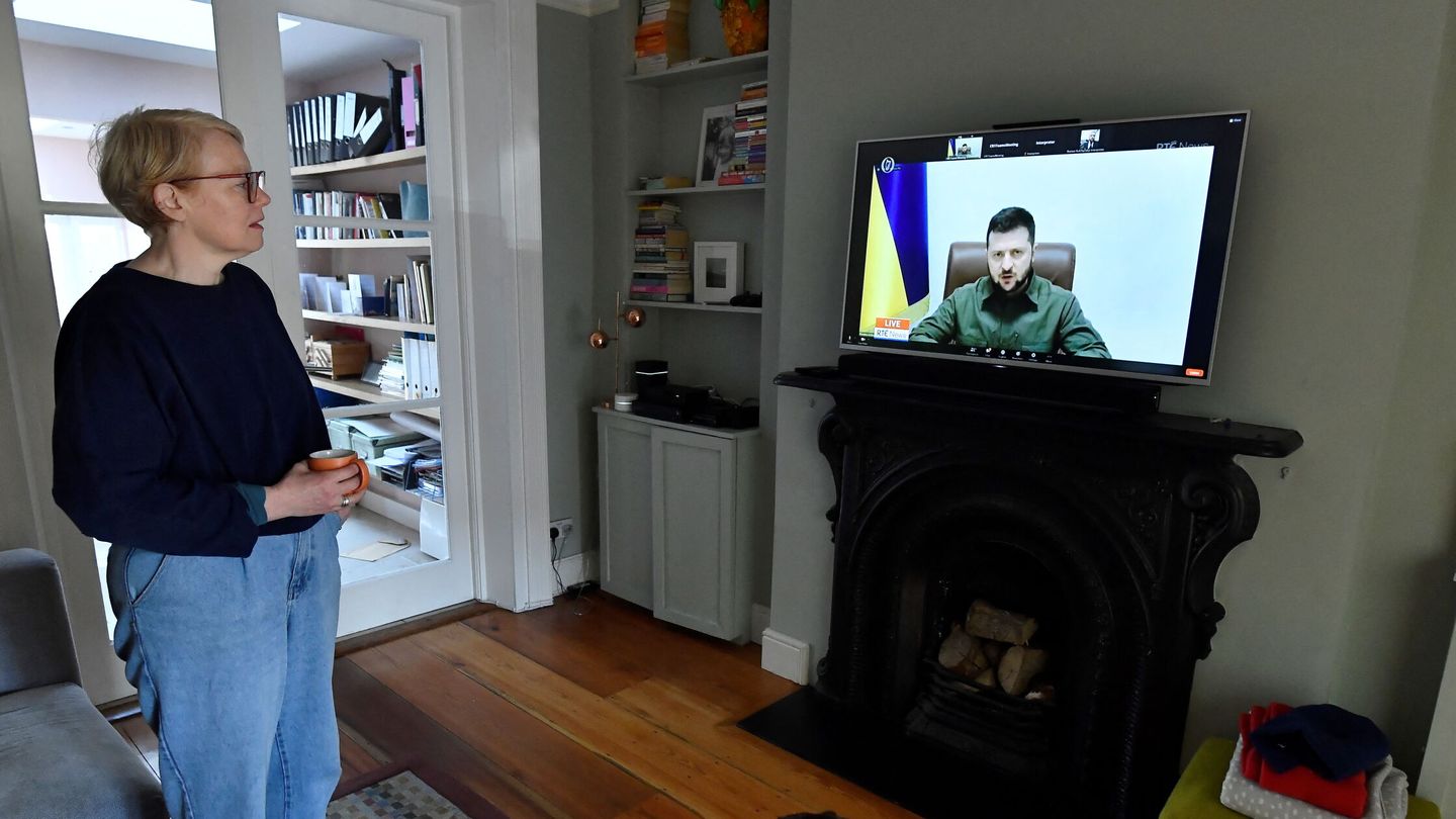 Una mujer en Dublín observa en su televisor la intervención de Zelenski. (Reuters/Clodagh Kilcoyne)