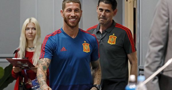 Foto: Sergio Ramos y Fernando Hierro, durante la concentración de la Selección española en el Mundial de Rusia. (EFE)