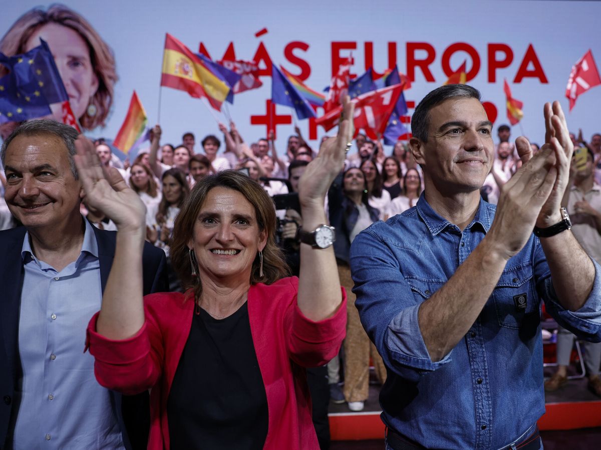 Foto: El expresidente Zapatero junto a la candidata Teresa Ribera y el presidente del Gobierno, Pedro Sánchez. (EFE/Biel Aliño)