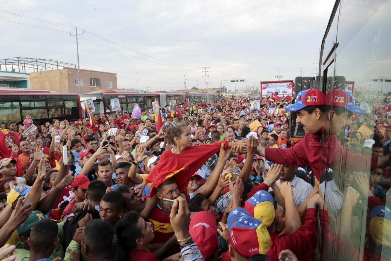 Foto: Nicolás Maduro saluda a simpatizantes durante un evento electoral en Maracaibo, en el estado de Zulia, el 28 de noviembre de 2015. (Reuters)