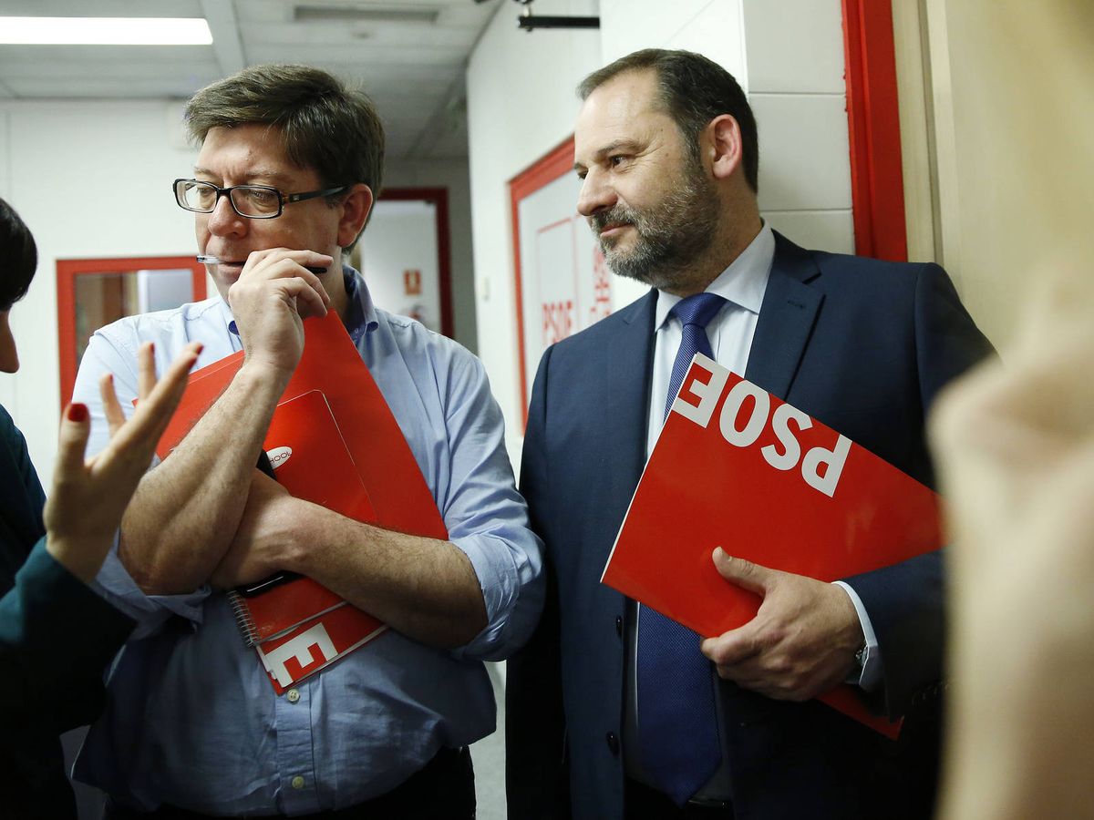Foto: Francisco Salazar, junto a José Luis Ábalos, en la sede del PSOE. (Cedida)