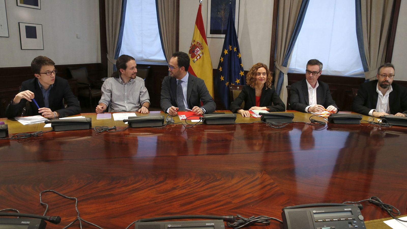 Foto: Los equipos negociadores de Podemos, PSOE y Ciudadanos al inicio de la reunión que mantuvieron el pasado jueves. (EFE)