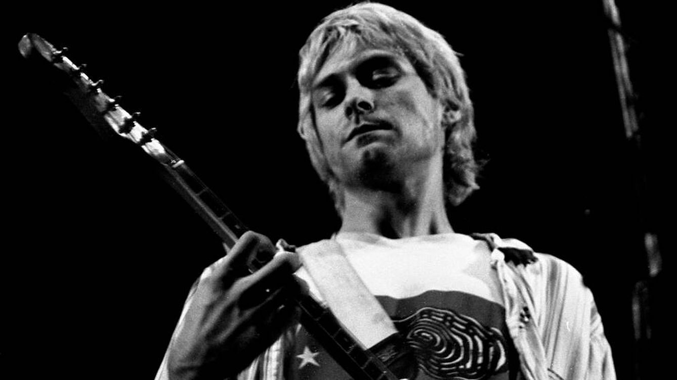 Foto: Kurt Cobain tocando en Valencia en los noventa. (Iziar Kuriaki)