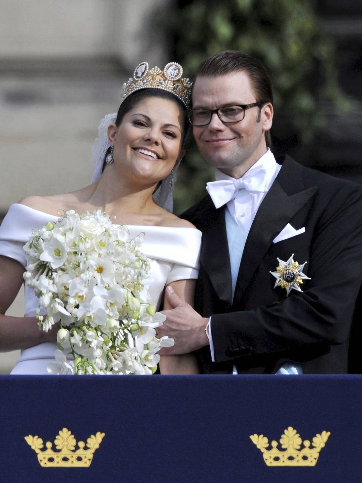 Victoria de Suecia, con la lujosa tiara de los Camafeos, y el príncipe Daniel, tras su boda. (EFE/Jochen Luebke)