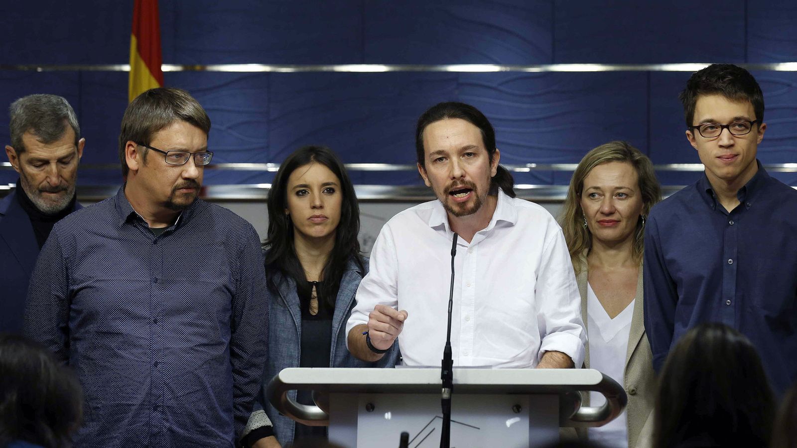 Foto: Pablo Iglesias acompañado por una parte del equipo que negociaría con el PSOE: Julio Rodríguez, Xavier Domènech, Irene Montero, Victoria Rosell e Íñigo Errejón. (EFE)