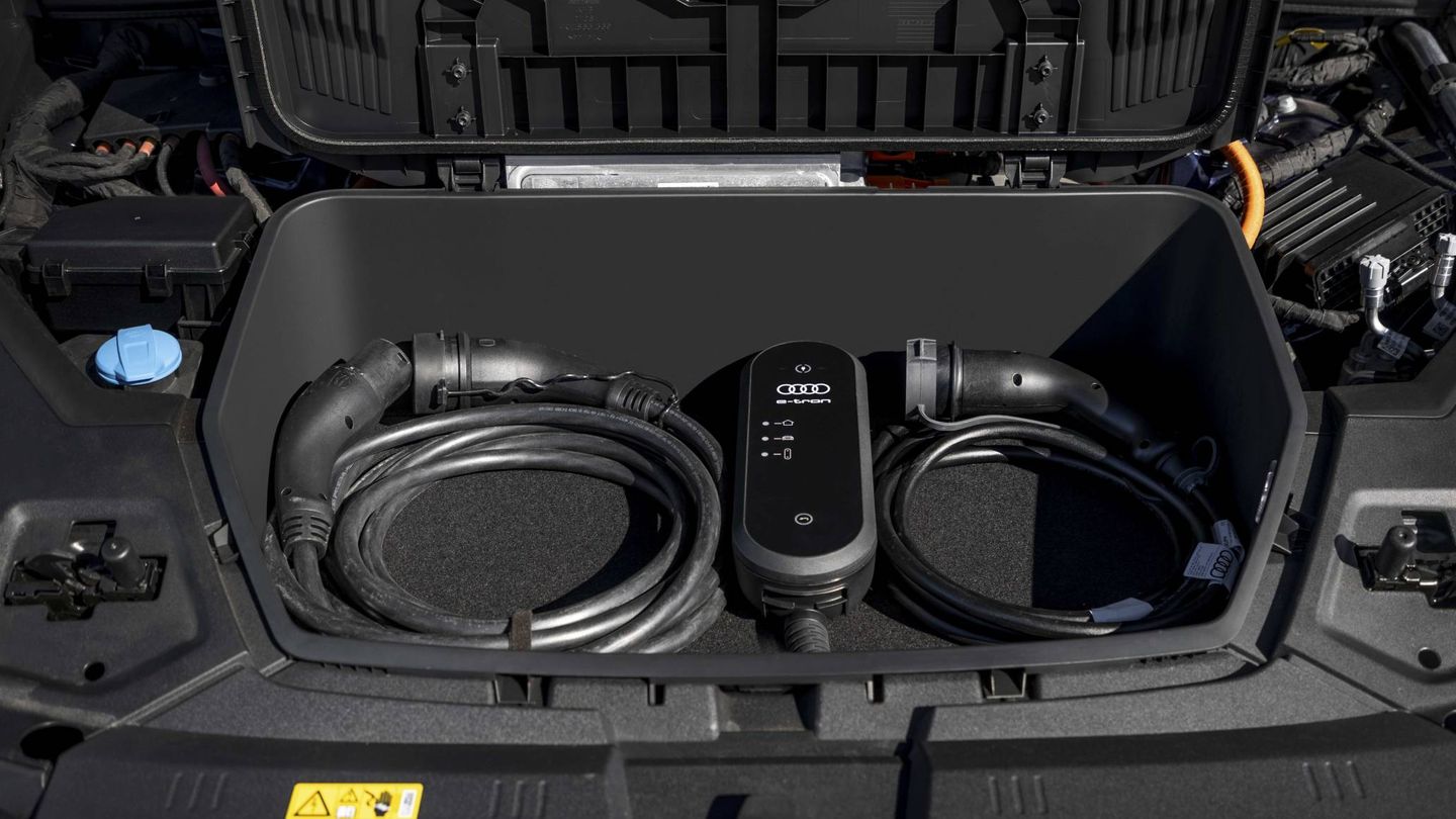 Delante lleva un pequeño maletero de 60 litros ideal para llevar los cables de recarga. 