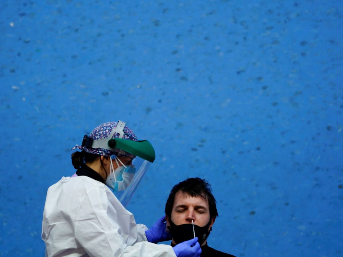 Foto: Una enfermera hace un test de PCR a un vecino de Elorrio. (Reuters)