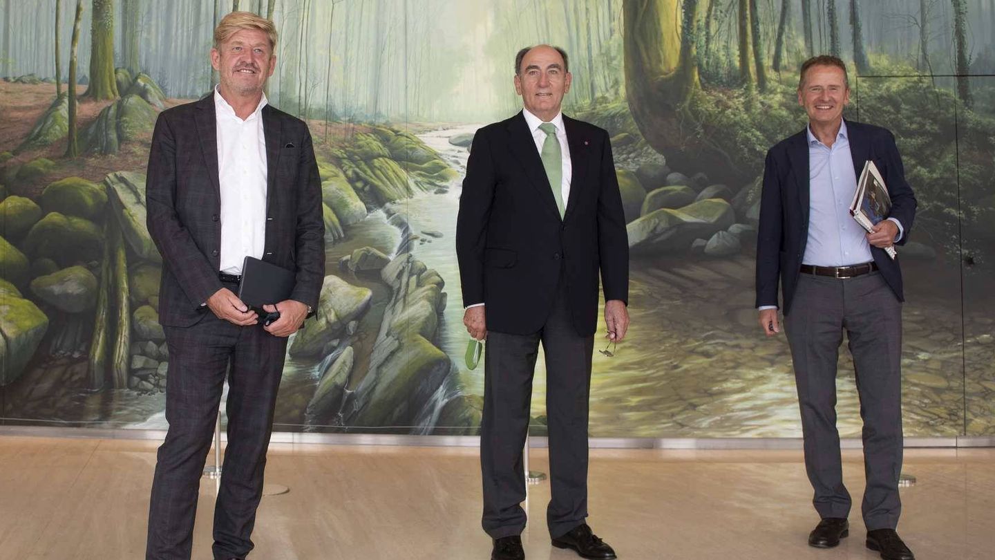 De izquierda a derecha, Wayne Griffiths presidente de Seat, Ignacio Galán de Iberdrola y Herbert Diess del Grupo Volkswagen.  