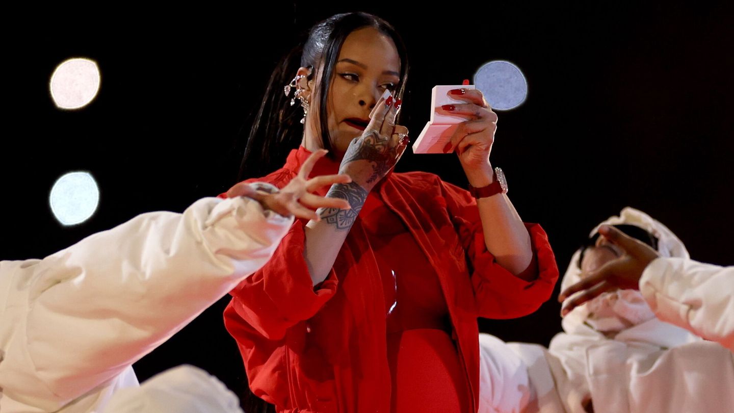 Rihanna, quitándose los brillos durante su actuación en la Super Bowl. (EFE/EPA/Calroline Brehman) 
