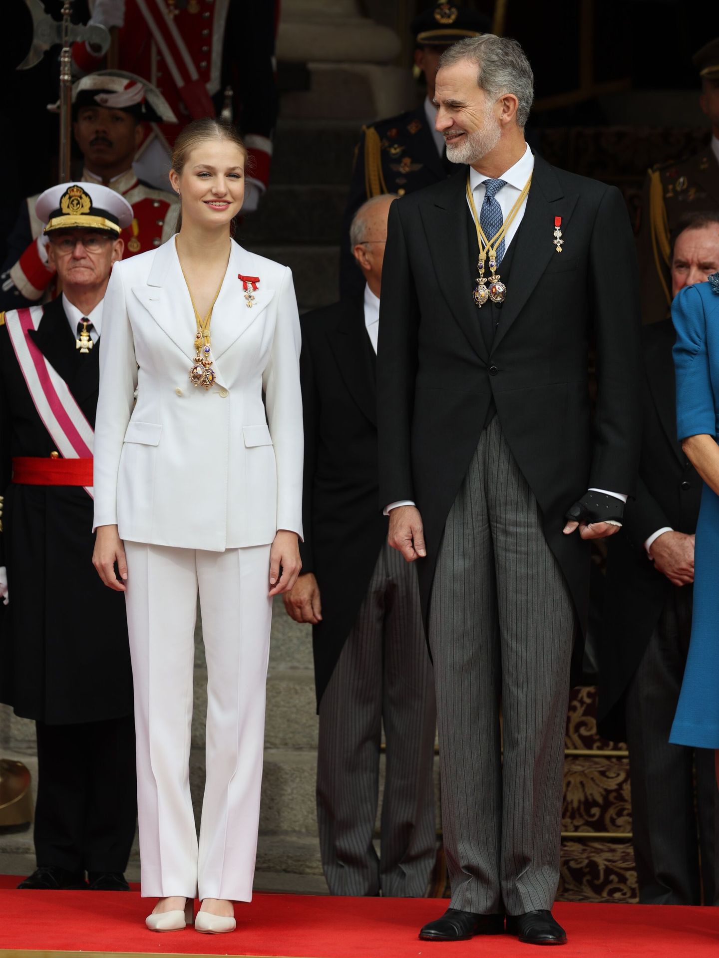 La princesa Leonor y el rey Felipe a la salida tras el acto de jura de la Constitución. (Europa Press/Raúl Terrel)
