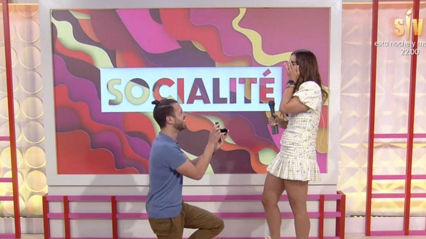 El realizador de 'Socialité' pide matrimonio a una reportera. (Mediaset)