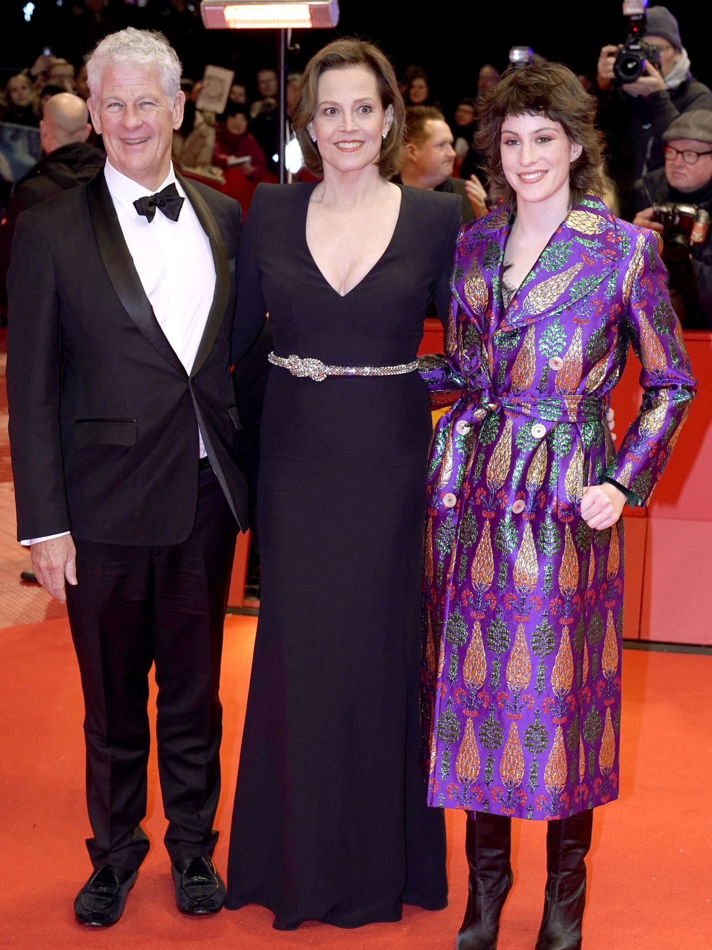 Sigourney Weaver, su marido, Jim Simpson, y su hija, Charlotte Simpson, en el Festival de Cine de Berlín en 2020. (EFE)