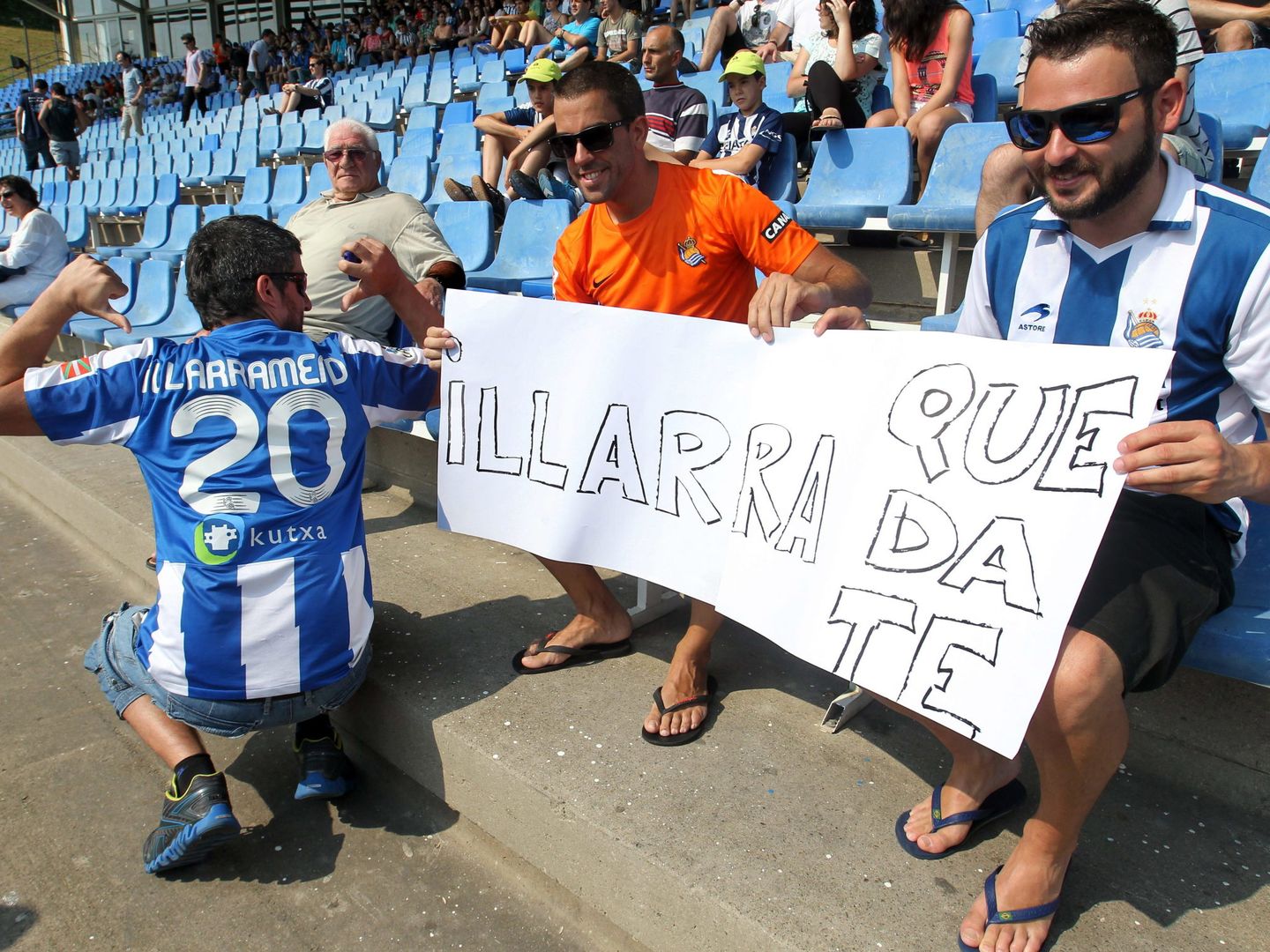 Aficionados de la Real, con una pancarta en Zubieta pidiendo a Illarramendi que no se fuera (EFE)