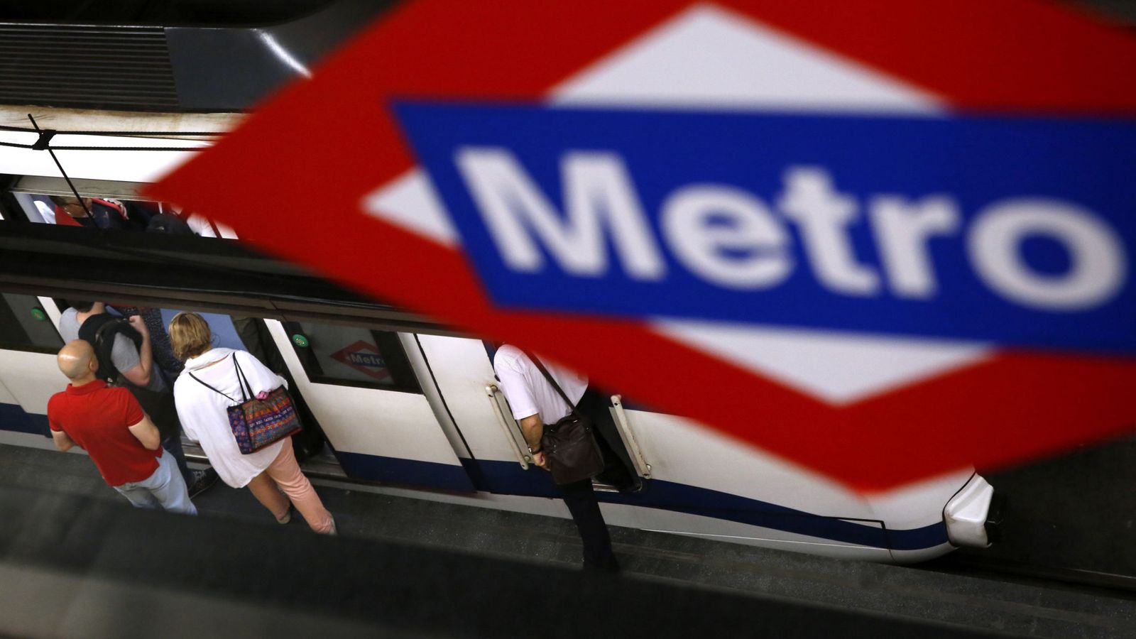 Foto: Varias personas accceden a uno de los vagones de Metro de Madrid. (Efe) 