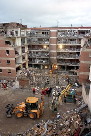 Los Bomberos de Palencia confirman la aparición de restos humanos en los primeros montones de escombro