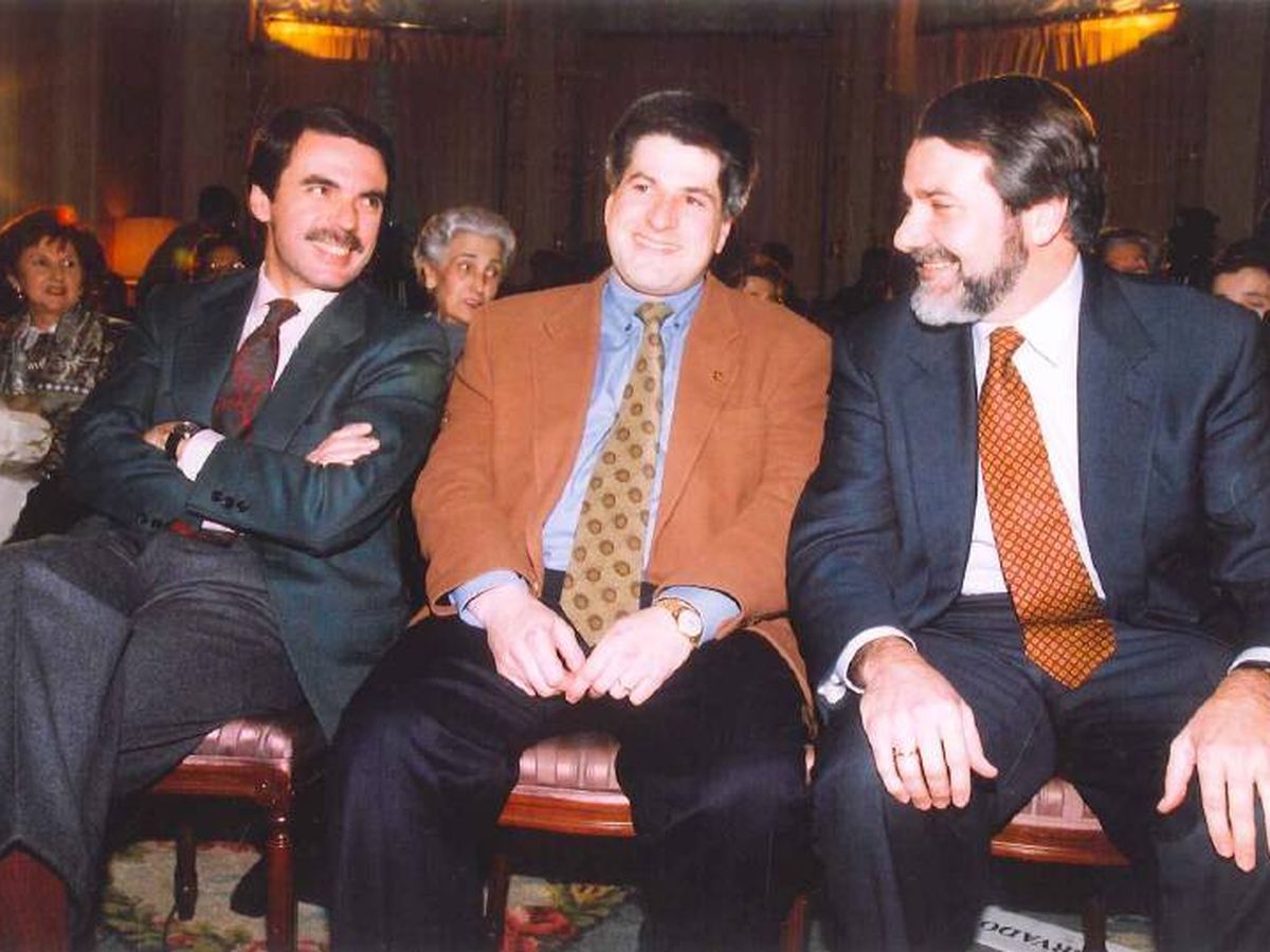 Foto: Gregorio Ordóñez (c), con Aznar y Mayor Oreja en su proclamación como candidato a alcalde de San Sebastián. (Fundación Gregorio Ordóñez)