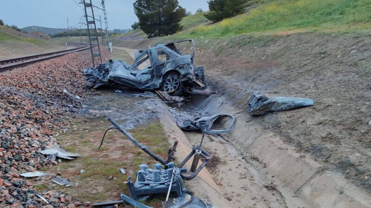 Extraño suceso en Jaén: un tren arrolla un coche que dejaron ardiendo en la vía
