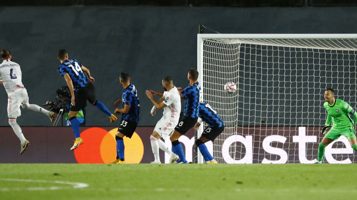 Sergio Ramos marca ante el Inter de Milán. (Reuters)