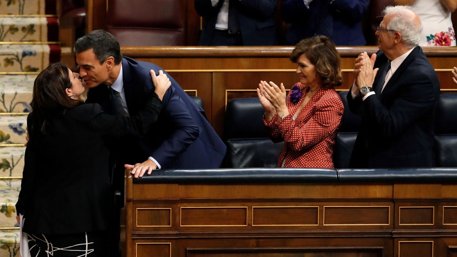 Foto: La portavoz socialista, Adriana Lastra, saluda a Pedro Sánchez tras su intervención en la última jornada de la investidura fallida. (EFE)