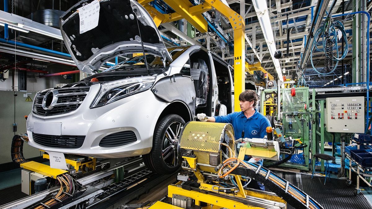 Mercedes Vitoria exporta un 30% menos en 6 meses de caídas y aviva el riesgo de recortes
