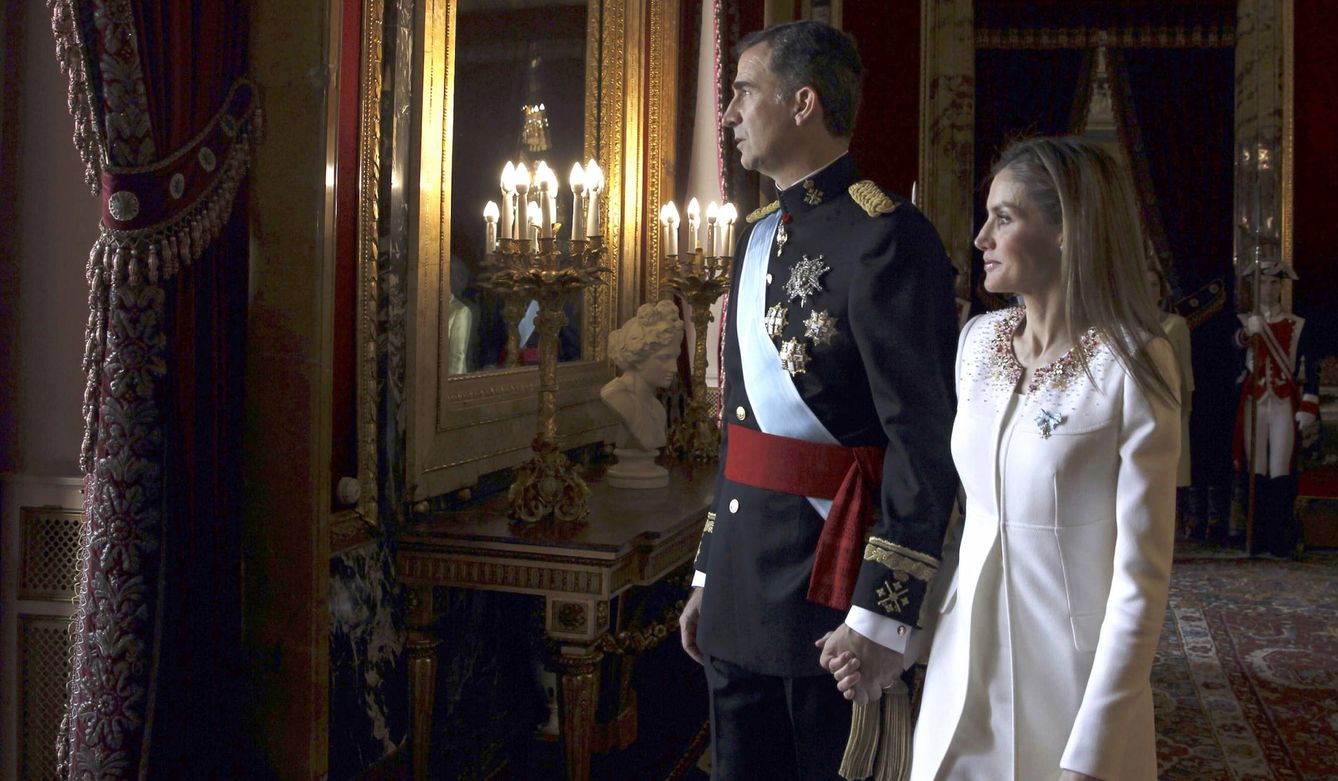 Los reyes Felipe y Letizia, de la mano, antes de saludar al gentío el día de su proclamación. (Getty)