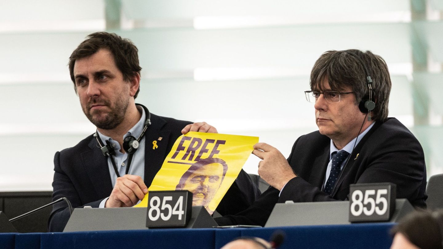 Toni Comin (i) y Carles Puigdemont (d), en el Europarlamento. (EFE)